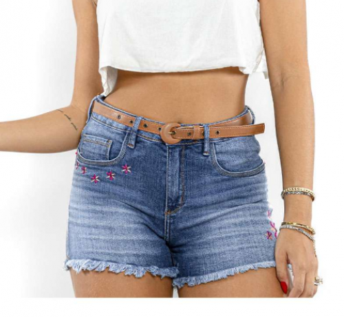 Shorts Jeans Feminino Boyfriend com Bordado de Flor Frontal Azul