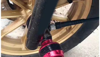 Um Par De Capas De Garfo Dianteiro De Motocicleta De Fibra De Carbono , Almofadas Deslizantes De Quadro Universal