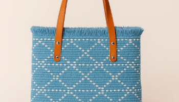 Bolsa Feminina Grande Azul Para Praia E Lazer Em Tricot Crochê Trançado, Com Alças Em Couro Sintético, Estrutura Reforçada, Espaço Ideal Para Itens Pessoais E Uso Confortável No Dia A Dia