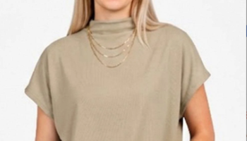 Blusa Feminina com Gola Chaminé Bege