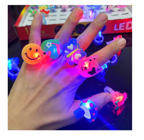 1Pc Anel De Borracha LED Brilhante animal Macio (Cor E Estilo Aleatório)