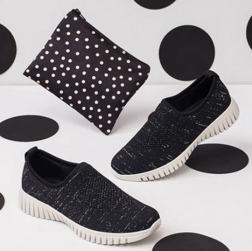 Kit tênis preto com brilho e necessaire poá