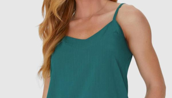 Malwee – Regata Decote V Alça Fina em Viscolinho Verde